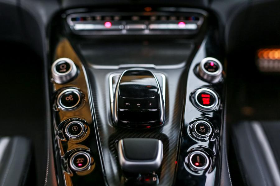 Детали интерьера Mercedes-AMG GT R (C190) 2017 года  (MY) (фото 22 из 25)